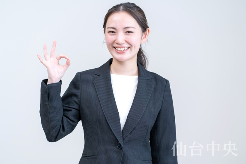 遠方からの来院に対応するクリニックの女性スタッフ